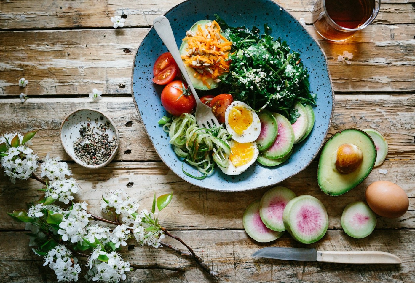 Colorful gut-friendly meal of poached egg with sautéed vegetables on a blue plate